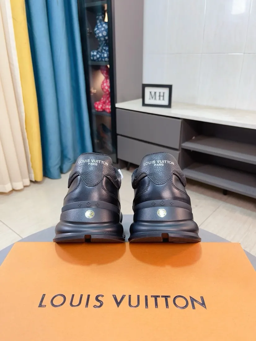 Ex-factory price 620🌸🌸[LV Classic] High version men's sports shoes are shipped. Lightweight thick-soled chubby bread shoes, super versatile models with multiple styles are coming! This sneaker is made of smooth cowhide punching and grained cowhide stitching to create an elegant design. Grained cowhide is stitched with technical mesh, and smooth cowhide and grained cowhide are combined in multiple styles. The color is classic and versatile, and it can be easily integrated into various styles. The eye-catching LV letters are marked on the side of the shoe, the tongue is decorated with LV embroidered letter web logo, the brand logo is screen-printed on the heel, and the lightweight rubber outsole is embellished with Vuitton's personalized logo. The fabric-lined foot pads make your feet fashionable, handsome and versatile! Comes with full original packaging! Size: 38-44,